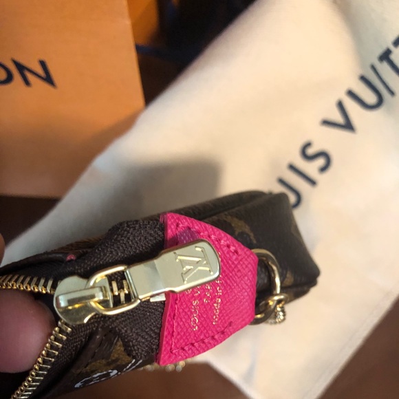 Louis Vuitton Travel Limited Edition Pouchette - Picture 11 of 16